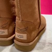 UGG CUSTOMIZATION EVENT  November 10 to 12 at Holt Renfrew Square One! Add your own unique style stamp to a pair of UGGs with complimentary on-site customization. With the purchase of a classic @UGG product, artist Sarah Skrlj will put her pyrography skills—the art of writing with fire—to good use and personalize your cozy new footwear. Click the link in bio to learn more!